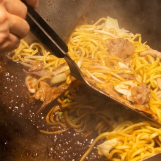 当店の鉄板焼きそばは、もちもちの…